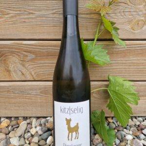 Flasche Rieslaner Wein, Jahrgang 2022, halbtrocken, deutsche Spätlese. Die edle 0,75l-Flasche präsentiert das Etikett des einzigartigen Frankenweins mit einem Hauch von Tradition und zeitloser Eleganz