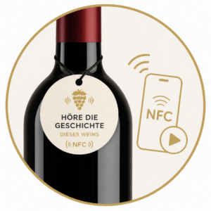Weinflasche mit NFC-Audioetikett. Das Etikett kann mit einem Smartphone berührungslos ausgelesen werden und spielt Informationen zum Wein als Audio ab.